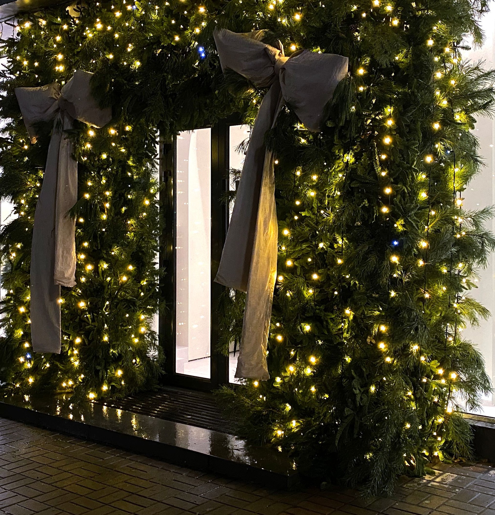Christmas decoration of the entrance